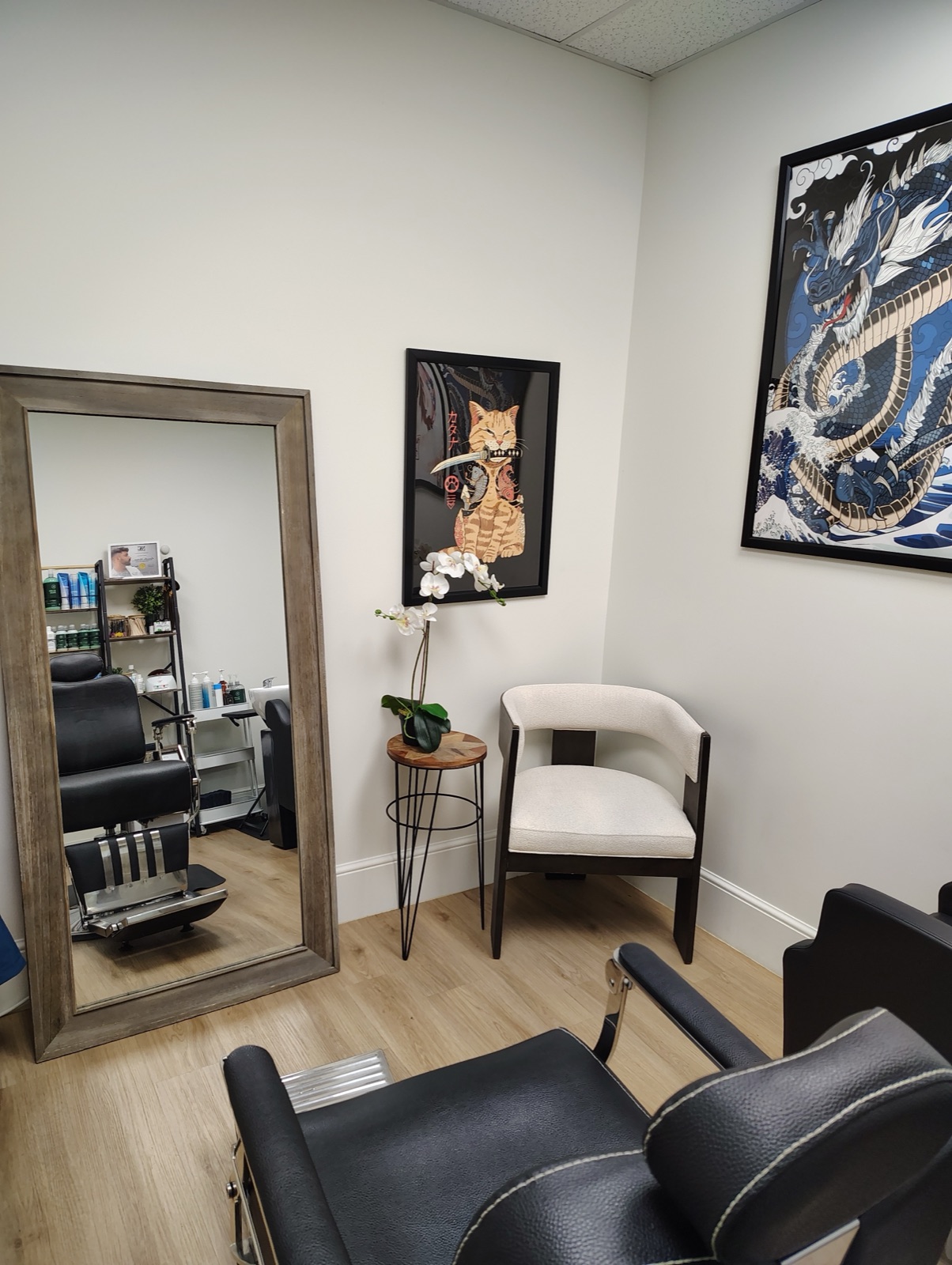 Shampoo bowl and chairs in the suite